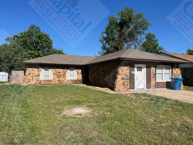 Building Photo - Large 4 Bedroom Home