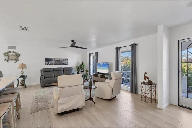 Photo - 2410 Cass St