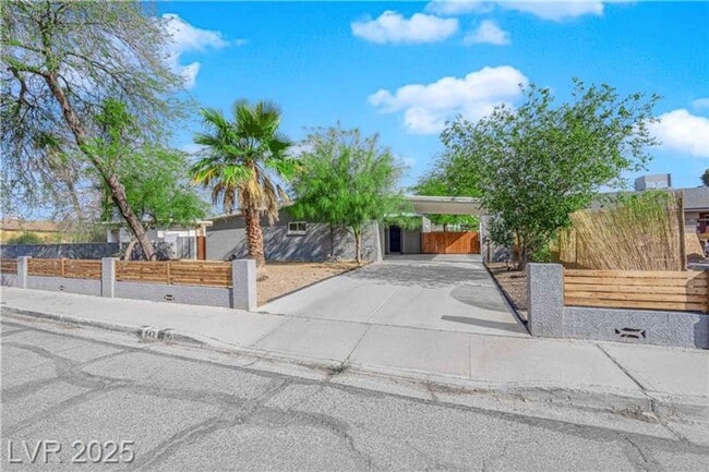Building Photo - A Must See!! 5 bedroom 3.5 Bathroom home i...