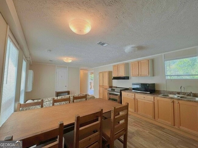 Photo - 203 Sloan St