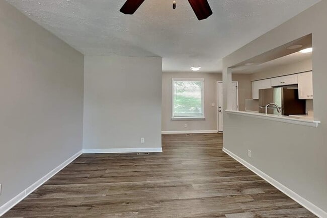 Photo - 690 Frankfort Dr