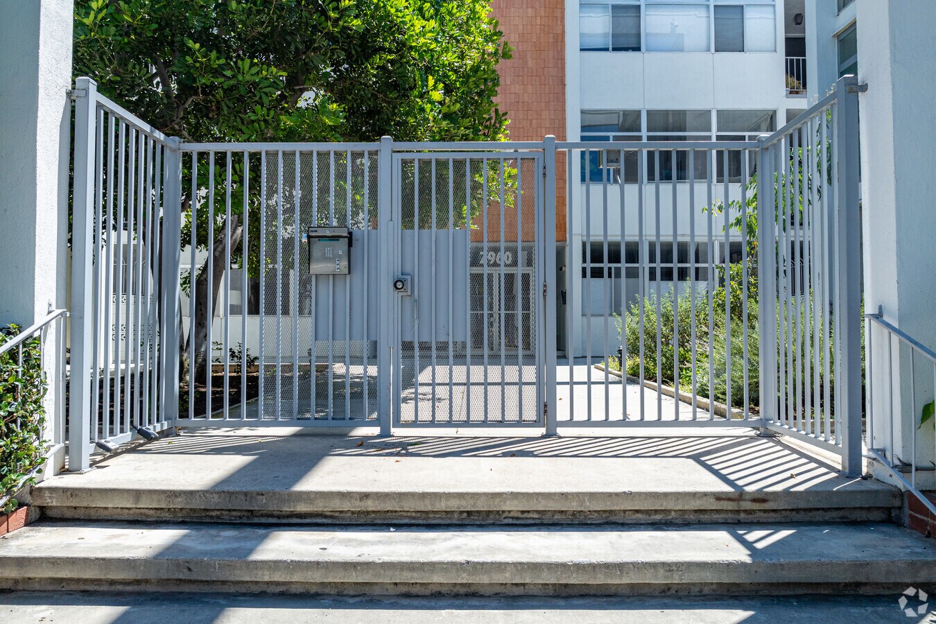 Entrada - 7960 Selma Ave