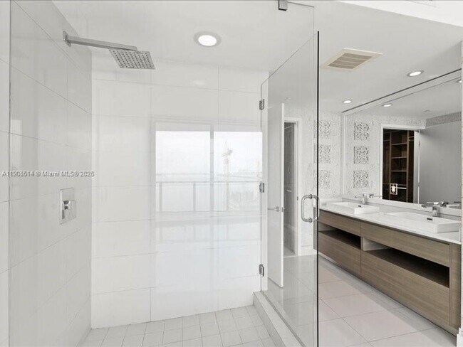 Photo - 460 NE 28th St