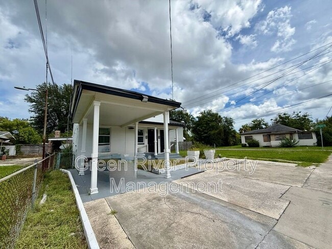 Photo - 1161 W 5th St