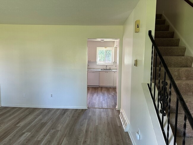 Photo - 670 Loomis Ave