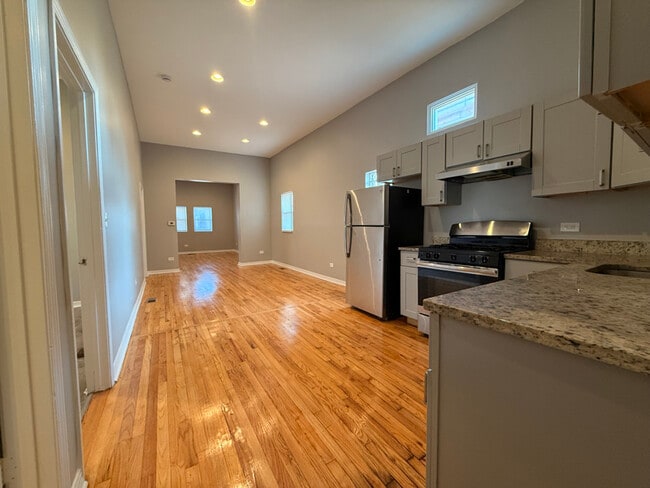 Building Photo - 5906 S La Salle St