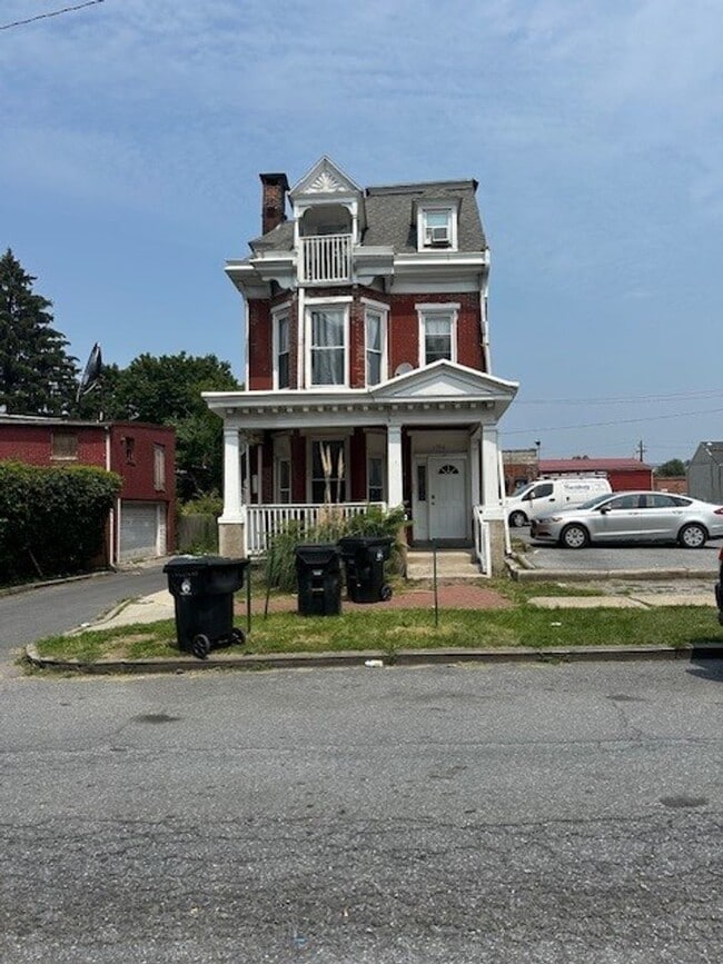 Building Photo - 1306 Vernon St Unit A Rental