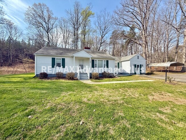 Photo - Very Spacious Home with 2 beds/2 baths and a bonus room, close to Charlotte Courthouse