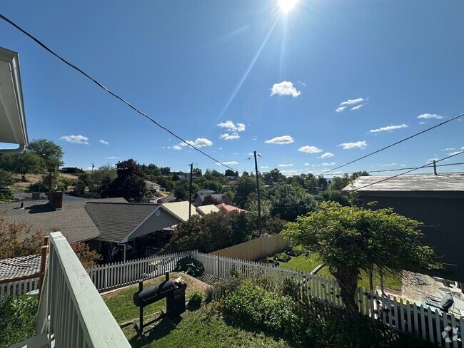 Building Photo - Large 3 bedroom 2 bath Rental