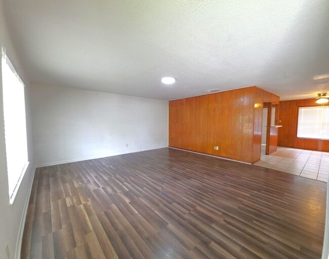 Building Photo - 501 E Reagan St Unit #5