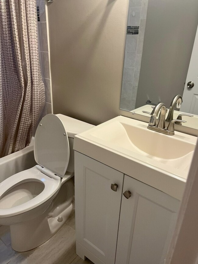 Photo - 2430 Iverson St