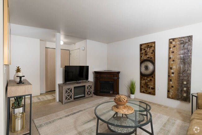2BR, 2BA - 1,090SF - Living Room