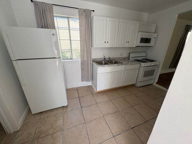 Kitchen - 3321 W 63rd St Unit 3319