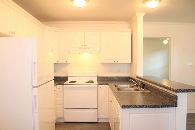 Kitchen - 2575 W Denman St Unit D