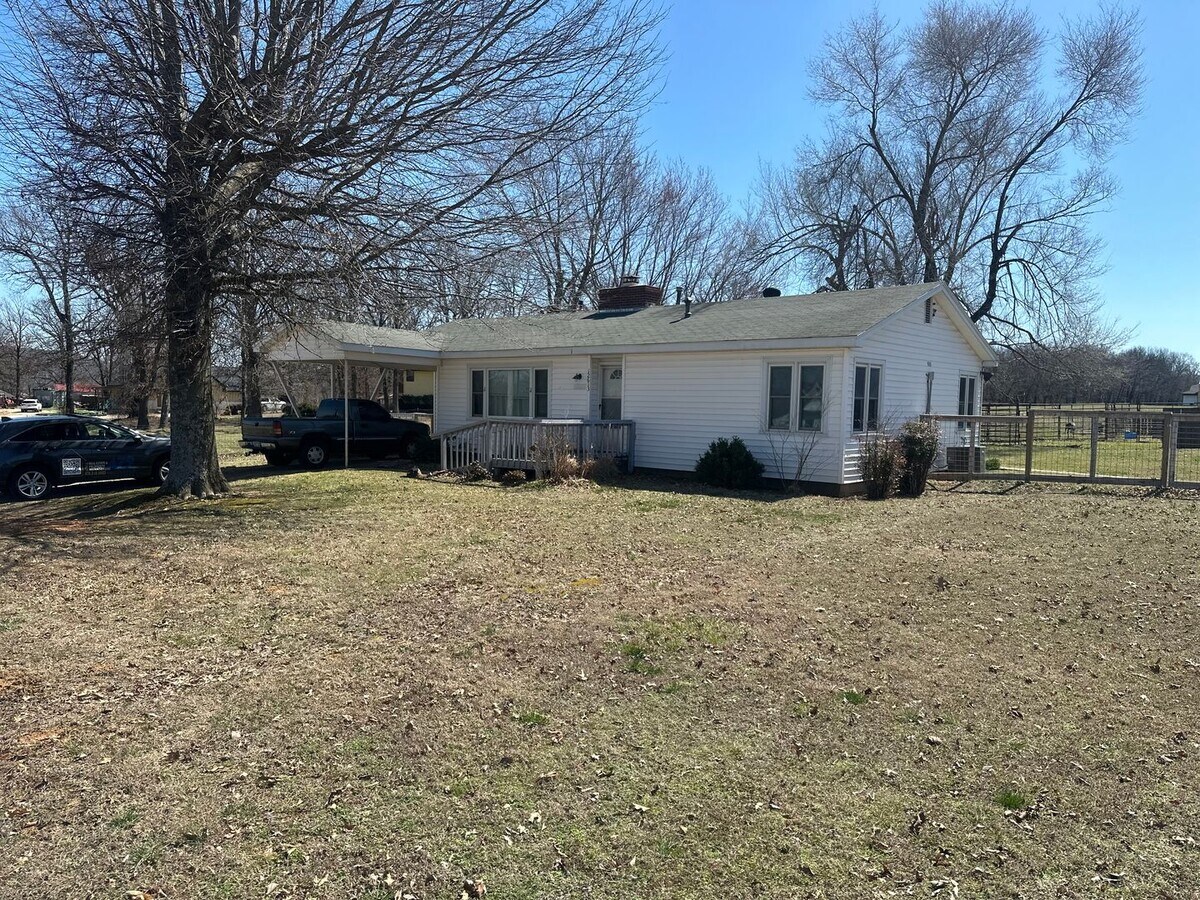 2-Bedroom, 1-Bathroom Home. Country Living... - 2-Bedroom, 1-Bathroom Home. Country Living...