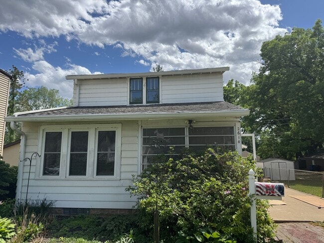 Building Photo - Charming 4 Bedroom Home in Convenient Rock Island Location