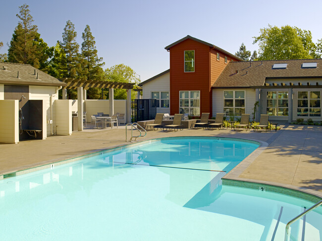 Swimming pool, sundeck with lounge seating - eaves Fremont Apartments