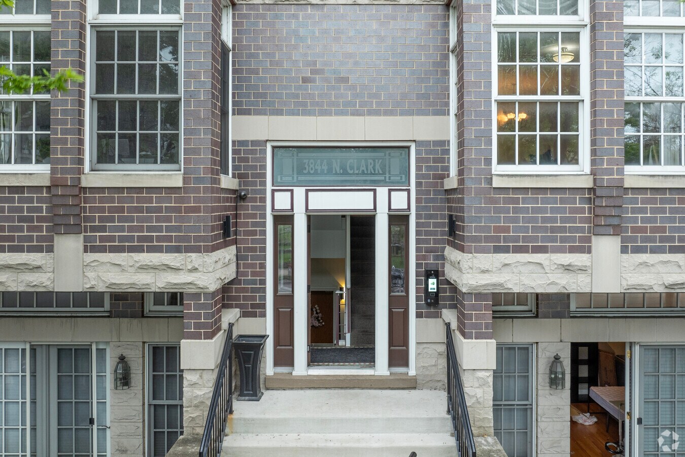 Entrance - 3844 N Clark St