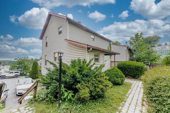 Building Photo - 3 Br. 1 Ba. House in Morgantown - Available 07/10/2026