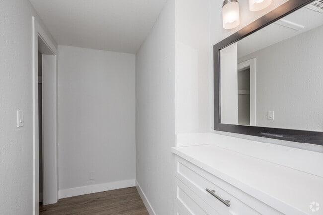 1BR, 1BA - 617 SF