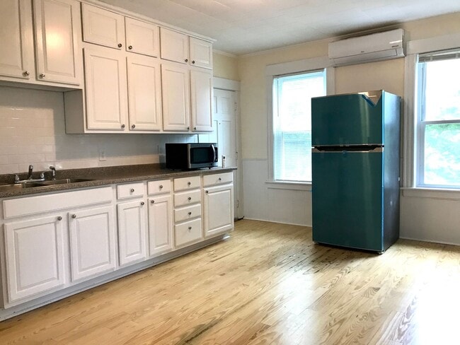 Building Photo - 20 N Main St Unit 1 Right
