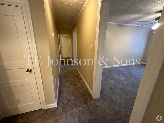 Building Photo - Hidden Gem! Location, Location, Location Unit 1920-D Rental