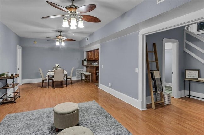 Photo - 722 S College St