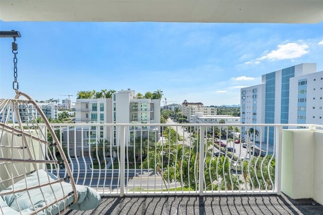 Building Photo - 10350 W Bay Harbor Dr Unit 7J