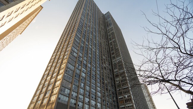 Building Photo - 655 W Irving Park Rd Unit 1702