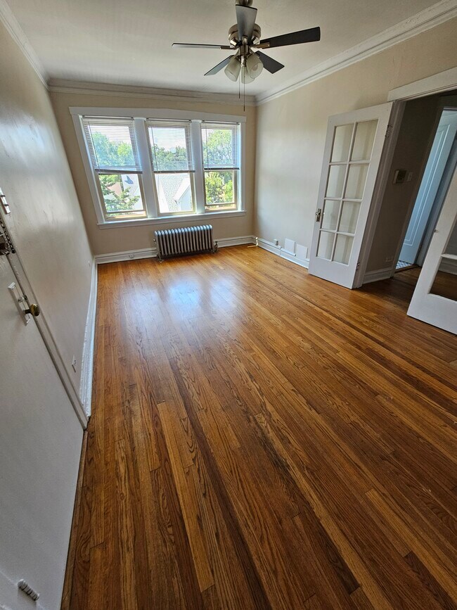 Building Photo - 4111 N Sacramento Ave Rental