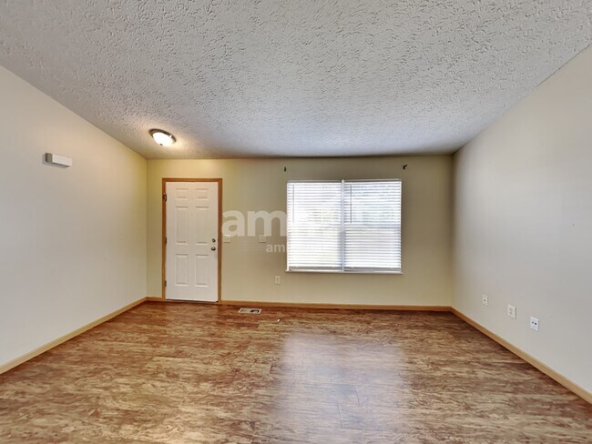 Photo - 398 Flat River St