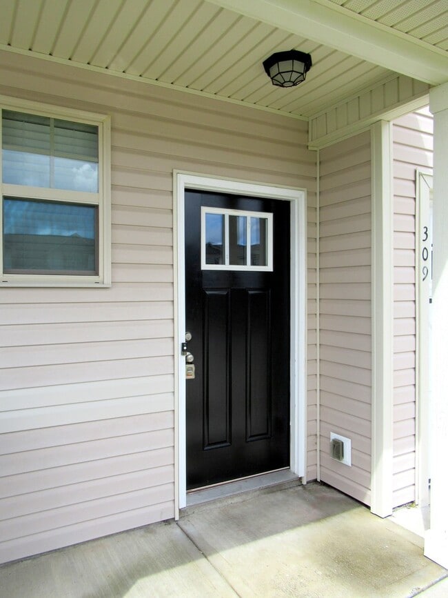 Photo - Three Bedroom Townhome in Richlands Close to Everything!!