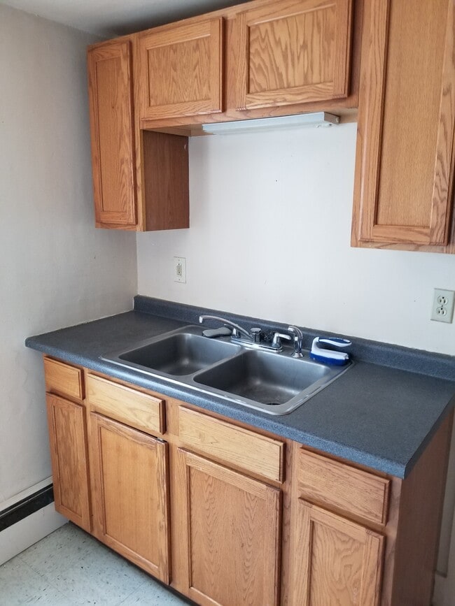Building Photo - 9 Albert St Unit #2 Rental