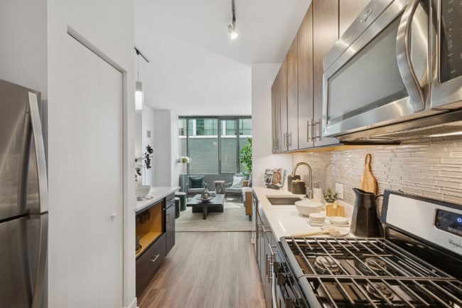 Building Photo - 938 W Lake St