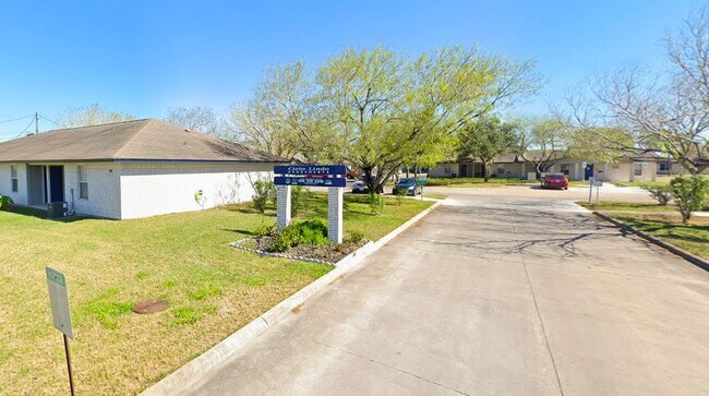 Photo - 402 Hinojosa Dr