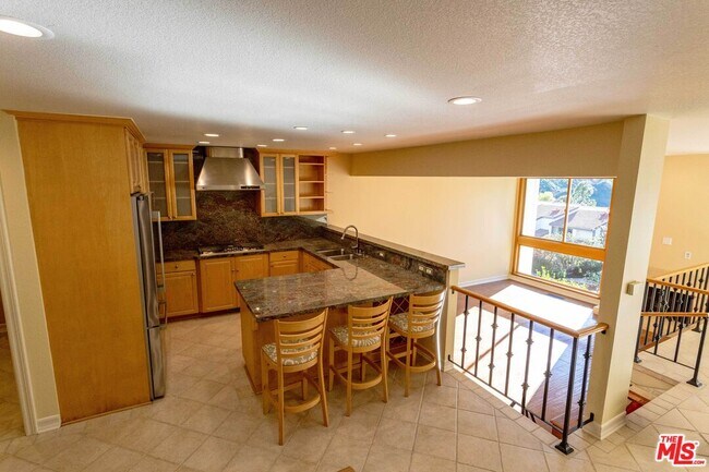 17097 Palisades Cir