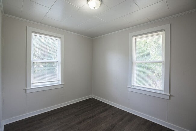 Photo - Spacious 3 bedroom, 1 Bathroom Upper Level...
