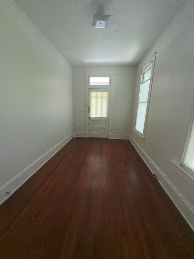 Photo - r1919 Unit B