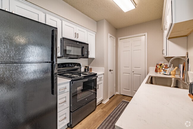 1BR, 1BA - 608SF Kitchen
