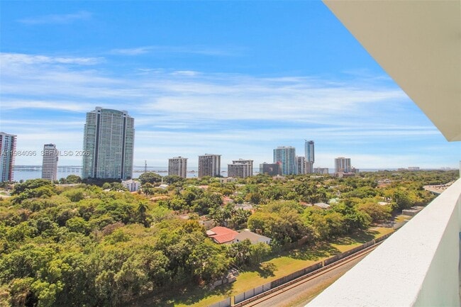 Building Photo - 1600 SW 1st Ave Unit 713