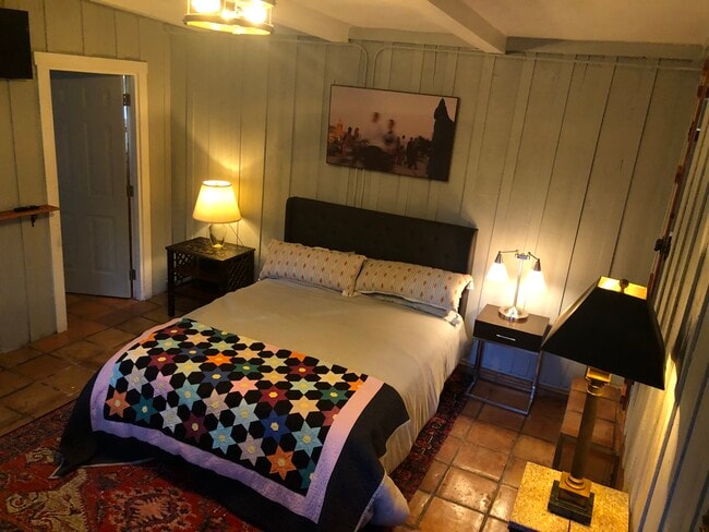 Cozy bedroom - 788 Ferguson Rd Apartment Unit Cottage
