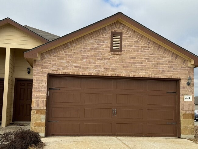 Building Photo - Beautiful 3x2 Duplex in New Braunfels, TX!