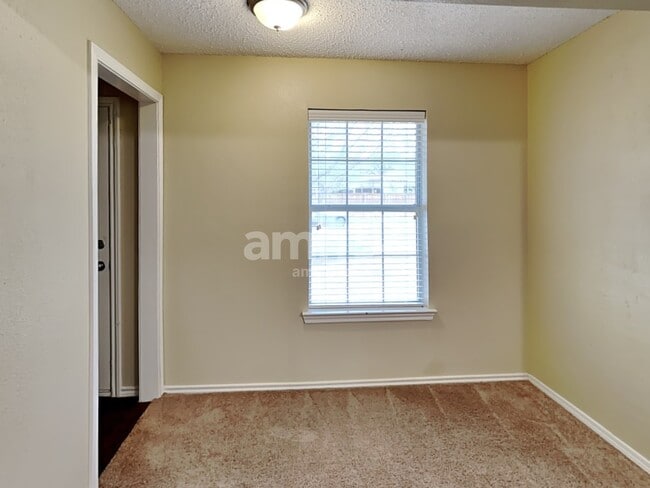 Photo - 105 S Winding Oaks Dr
