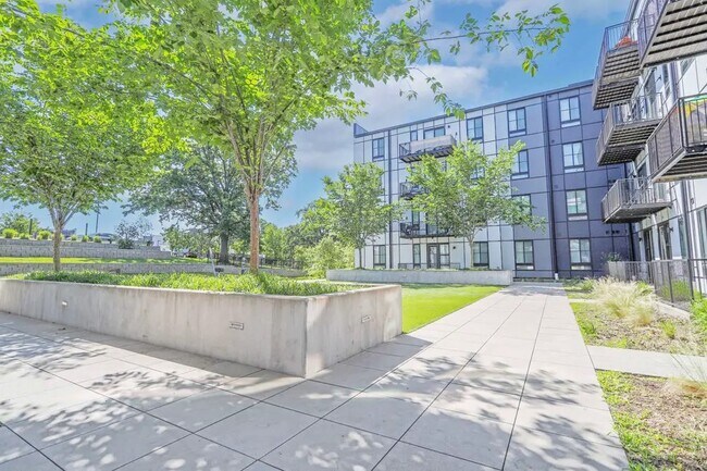 Photo - 700 Dew St