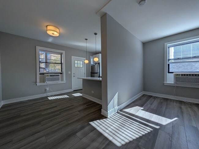 Building Photo - 3935 N Janssen Ave Unit 3941-1E