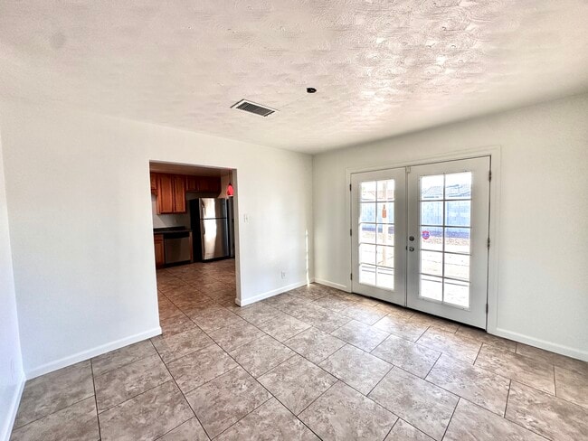 Photo - 1351 W 10th St