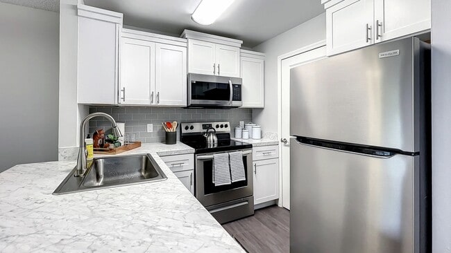 Inspírese para crear obras maestras culinarias en nuestras cocinas mejoradas inspiradas en chefs. - River Reach