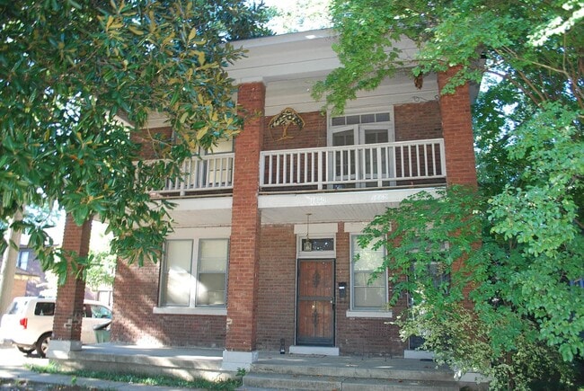 Building Photo - 1860/1862 Court Avenue Unit 1862