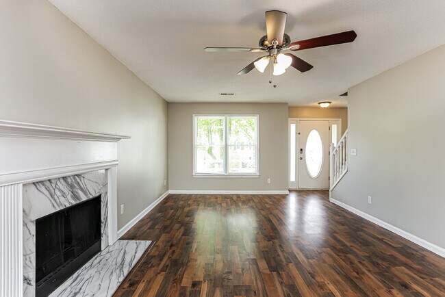 Photo - 460 Heathgate Dr SW