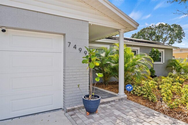 Photo - 7499 Oak St NE